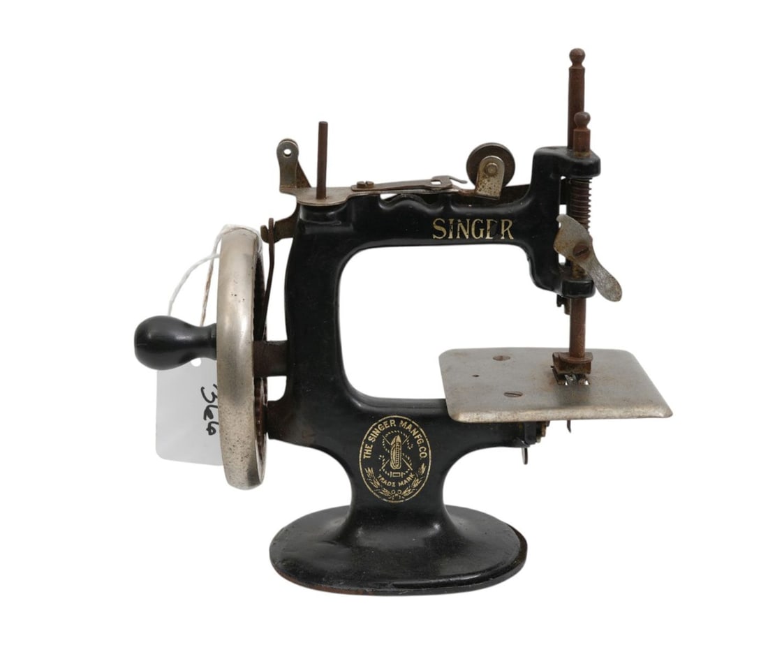 Miniature Singer Sewing Machine, 6"h x 7"w (1 of 6)