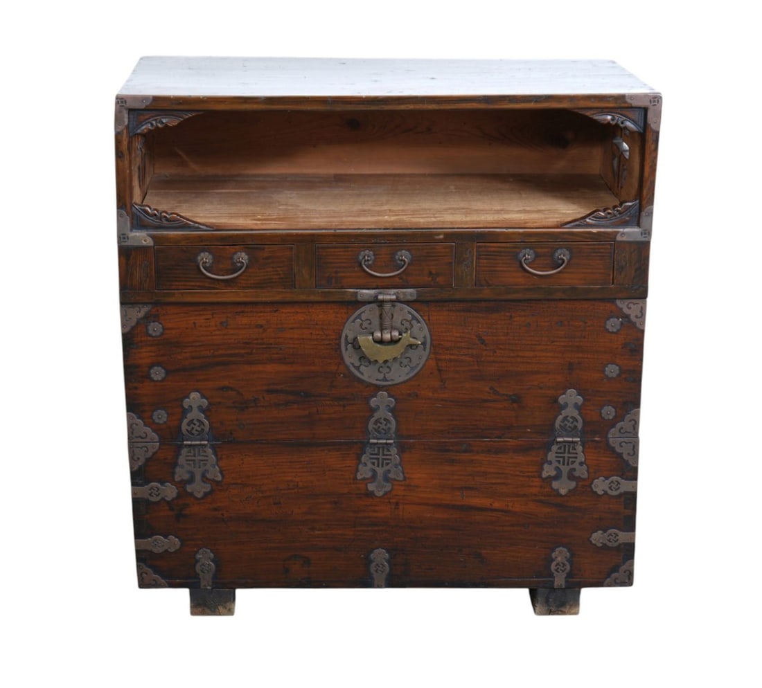 Korean antique bandaji dating from the Joseon Dynasty in the late 19th Century (1800s). This: Korean antique bandaji dating from the Joseon Dynasty in the late 19th Century (1800s). This particular bandaji is a rare blanket chest with a display shelf above the drop front half opening (bandaji,