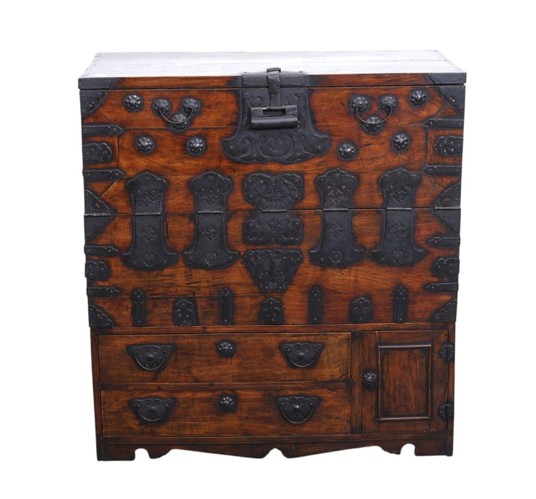 Korean antique double stacked bandaji dating from the Joseon Dynasty in the late 19th Century: Korean antique double stacked bandaji dating from the Joseon Dynasty in the late 19th Century (1800s). This particular bandaji is a rare 2-piece, stacked blanket chest with drop front half opening on 