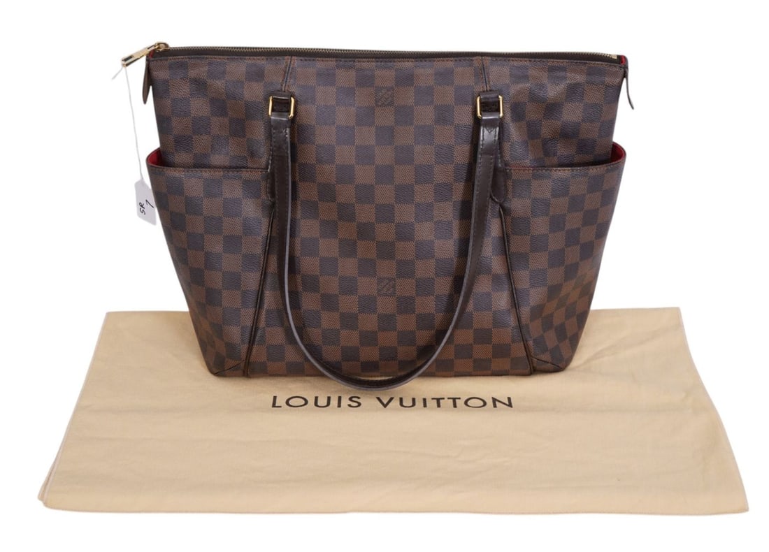 Louis Vuitton Totally MM in Damier Ebene coated canvas this discontinued style is known for its: Louis Vuitton Totally MM in Damier Ebene coated canvas this discontinued style is known for its style with everyday functional use. Thick flat shoulder straps on both sides and secure top zipper. Larg