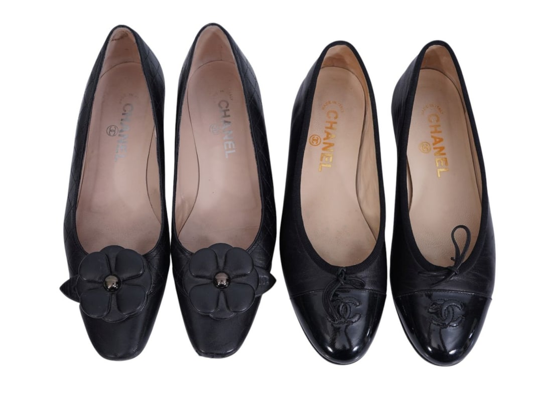 Pair of Chanel Classic ballet flats in size 38 1/2 . This pair is the iconic all black version: Pair of Chanel Classic ballet flats in size 38 1/2 . This pair is the iconic all black version featuring a smooth lambskin leather body, glossy patent leather cap toe, a small bow and embossed interlo