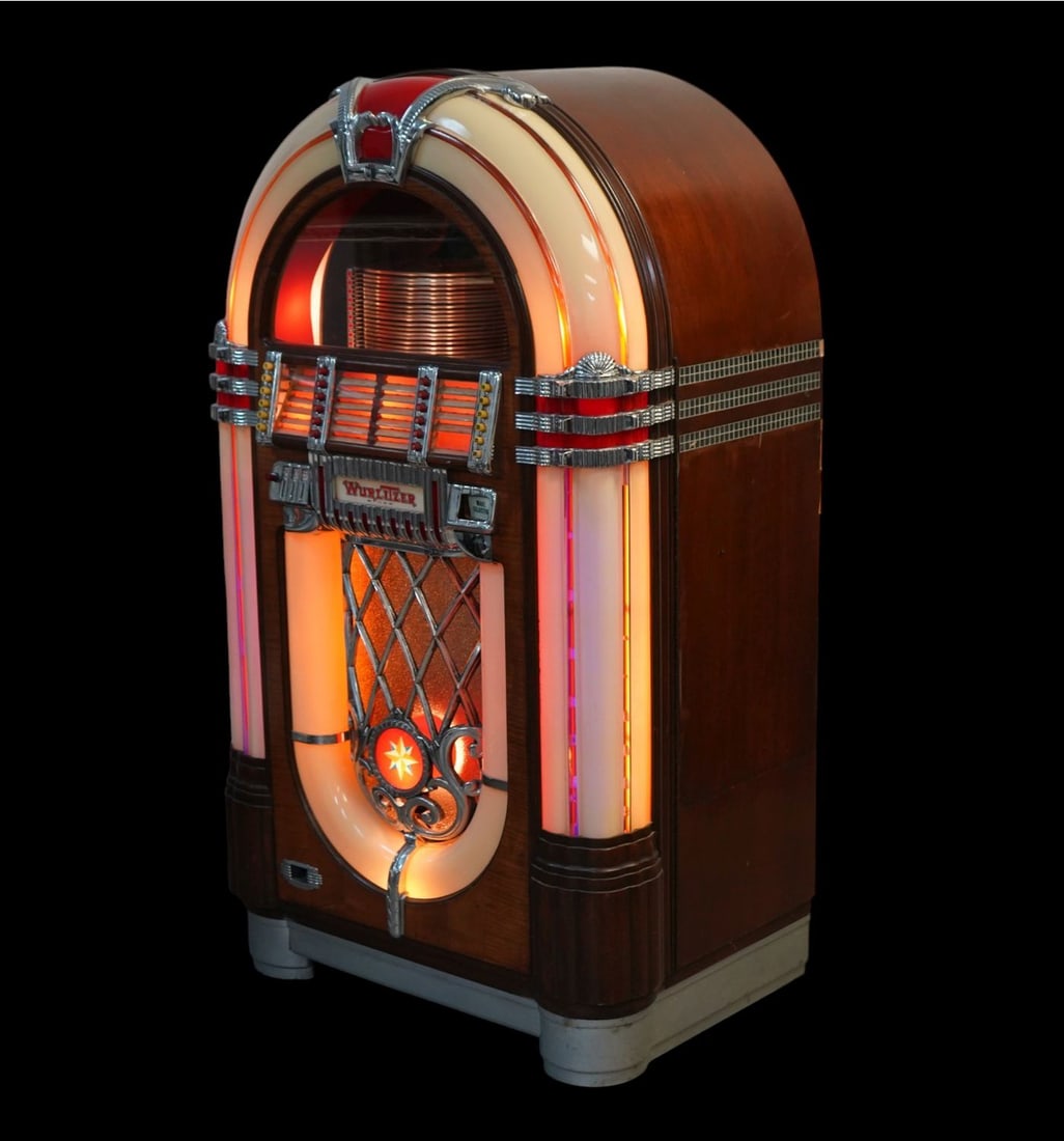 Vintage Wurlitzer Model 1015 "Bubbler" Jukebox, ca. 1946. The iconic design features illuminated (1 of 14)