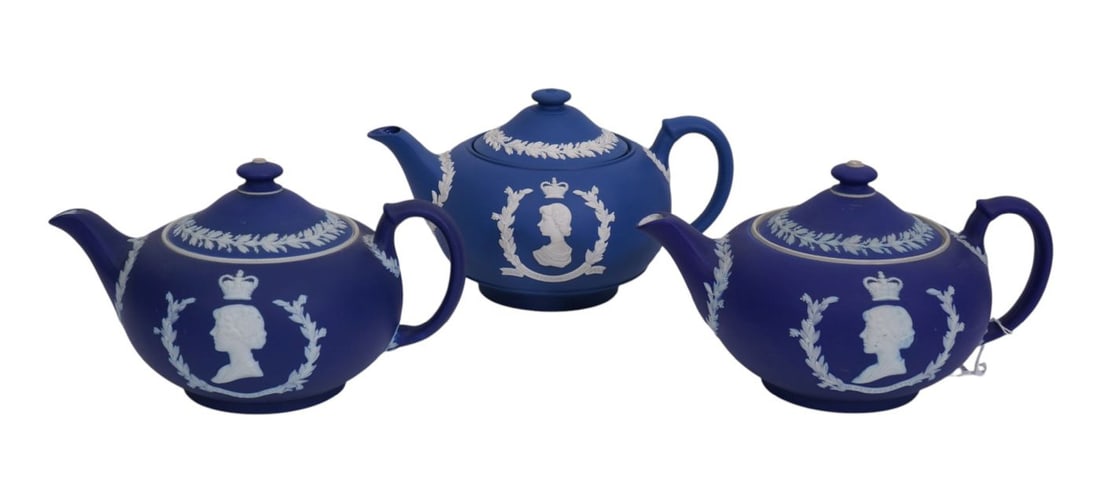 3 Wedgewood Jasperware Coronation teapots, pair King George and Queen Elizabeth and one 1953 Limited (1 of 9)