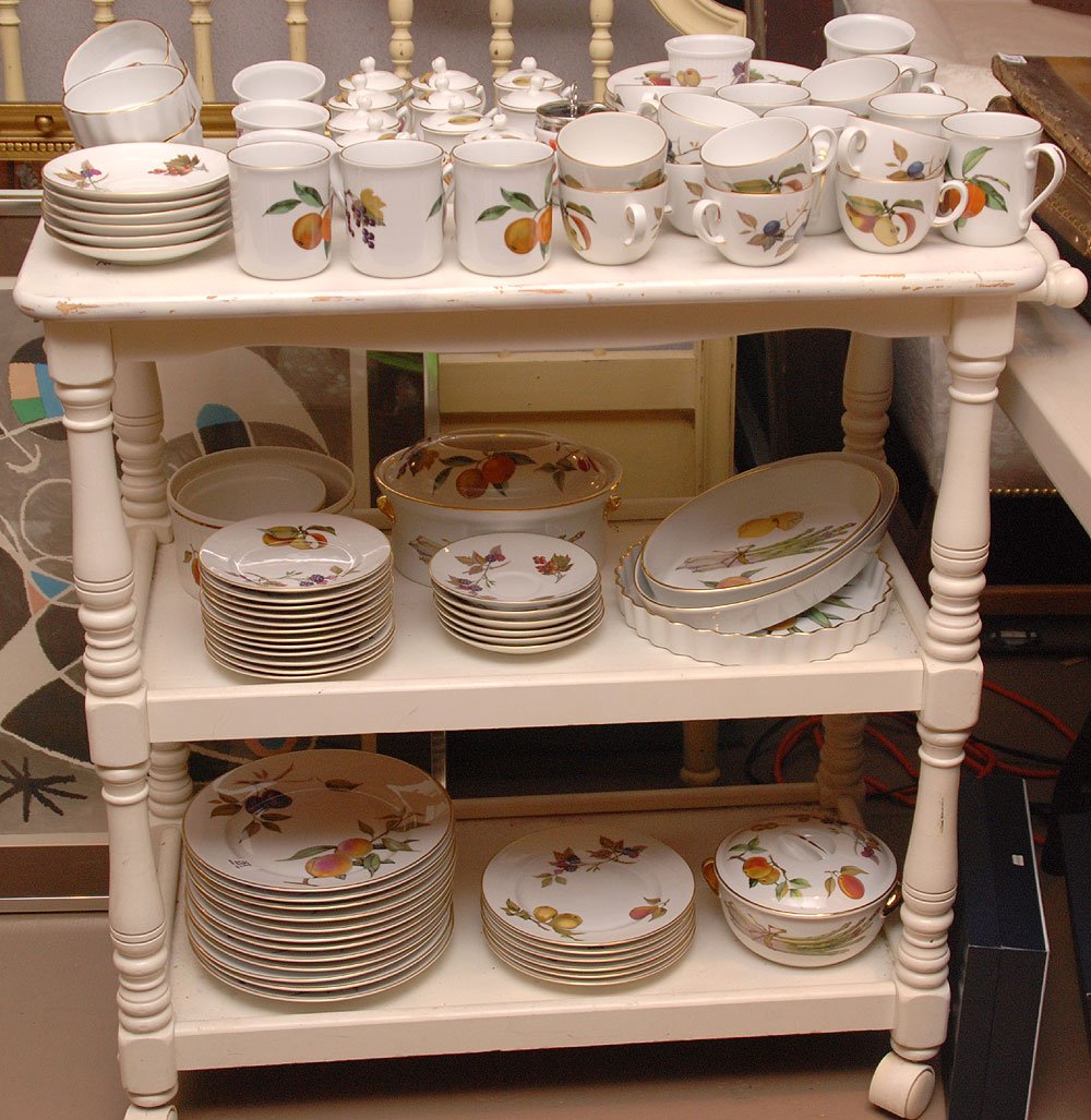 Royal Worcester china service "Evesham", incl; 12: Royal Worcester china service "Evesham", incl; 12 dinner plates, 12 salad plates, 12 dessert plates, 12 cups, 12 saucers, 7 cofee mugs, 12 pot d' cremes, 10 ramekins, 6 larger ramekins, 2 egg coddlers