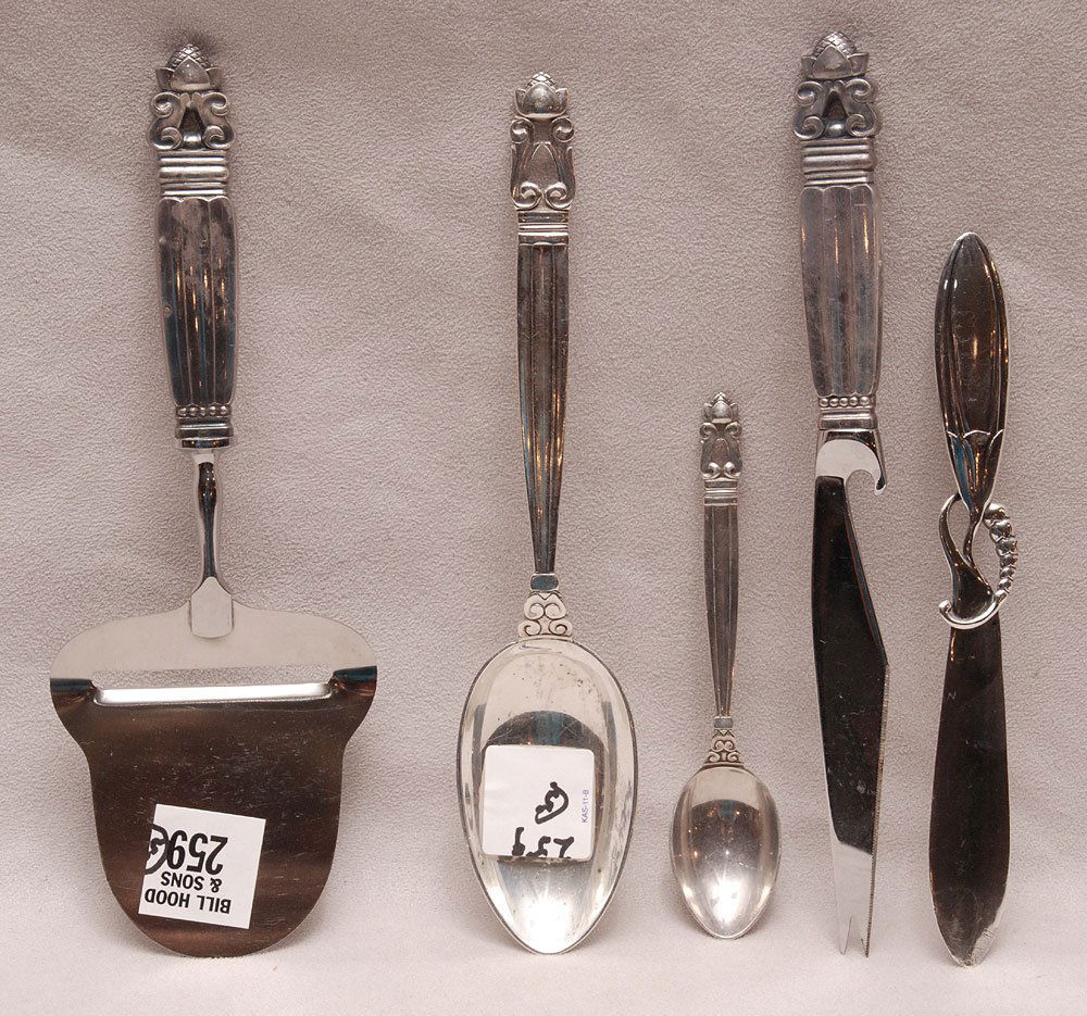 5 pcs. Georg Jensen serving pcs, incl; cheese slicer, s: 5 pcs. Georg Jensen serving pcs, incl; cheese slicer, serving spoon, demitasse spoon, cheese/butter spreader and shellfish knife