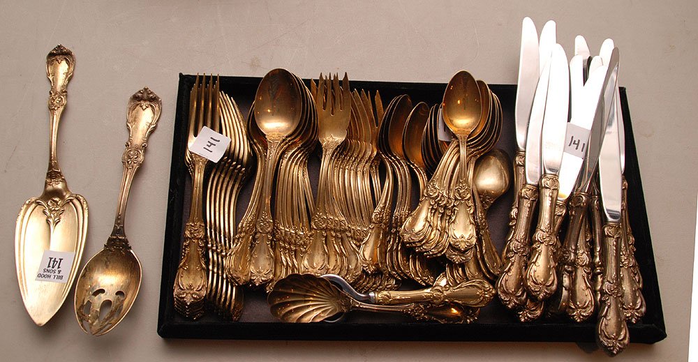 Reed & Barton sterling flatware set, "Burgundy": Reed & Barton sterling flatware set, "Burgundy" pattern, incl; 12 dinner knives, 12 dinner forks, 12 salad forks, 24 teaspoons, 12 tablespoons, can opener and 3 serving pieces, 76 total pieces