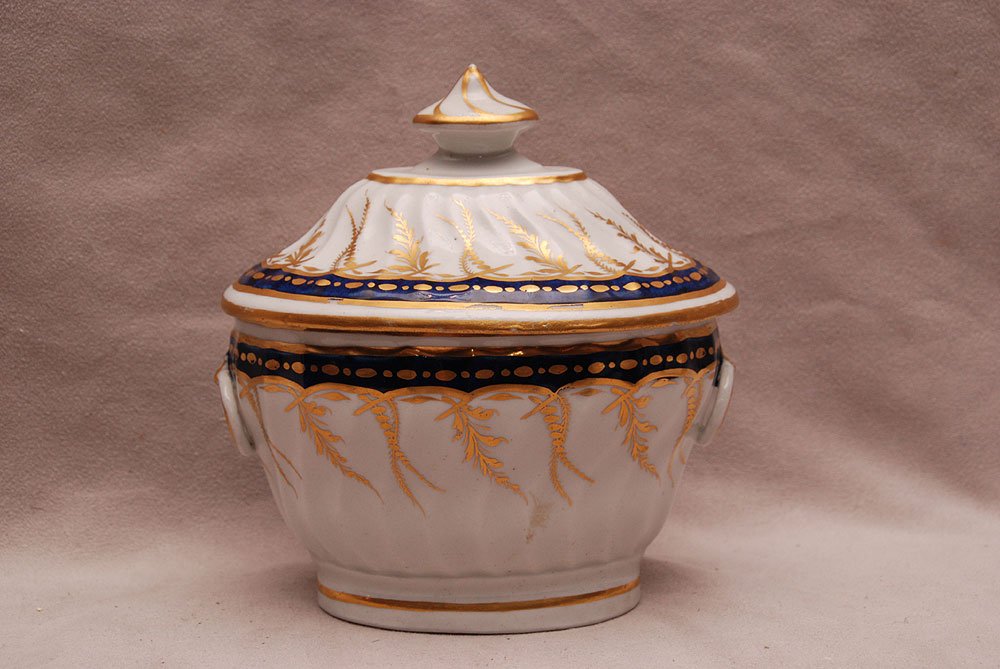 Chamberlain Worcester box and cover, circa 1790, 6" x 6: Chamberlain Worcester box and cover, circa 1790, 6" x 6" (good condition for age)