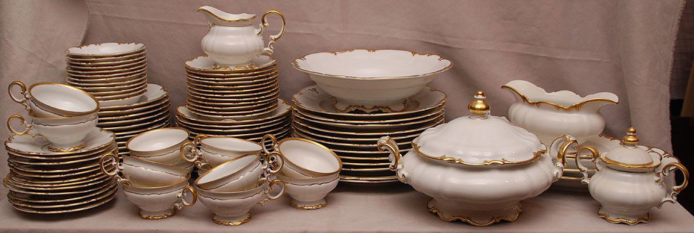 Hutchenreuther china set, "Bavaria Germany", incl; 12: Hutchenreuther china set, "Bavaria Germany", incl; 12 dinner plates, 12 soups, 12 cups, 12 saucers, 12 dessert plates, 12 salad, creamer, sugar, serving bowl, covered sugar bowl, gravy boat and 3 grad