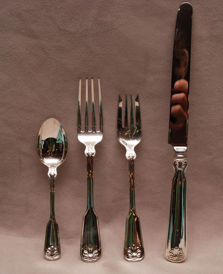 4 Pc Tiffany Sterling "Shell & Thread" Place Setting. : 4 Pc Tiffany Sterling "Shell & Thread" Place Setting. Consisting of 1 Dinner Fork 1 Dinner Knife 1 Salad Spoon & 1 Tea Spoon. With Original Tiffany Box and Cloth. Condition: very good.