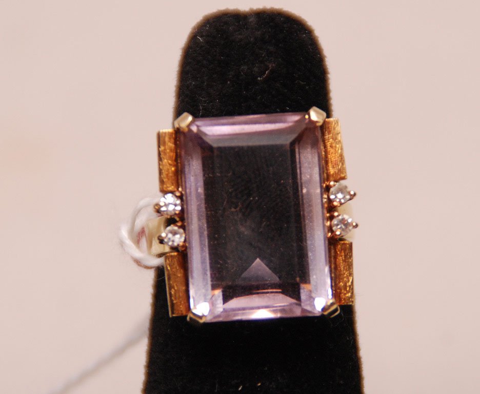 Ladies 18kt yellow gold ring light amethyst approx. 5-6: Ladies 18kt yellow gold ring light amethyst approx. 5-6 ct 2 diamonds on either side