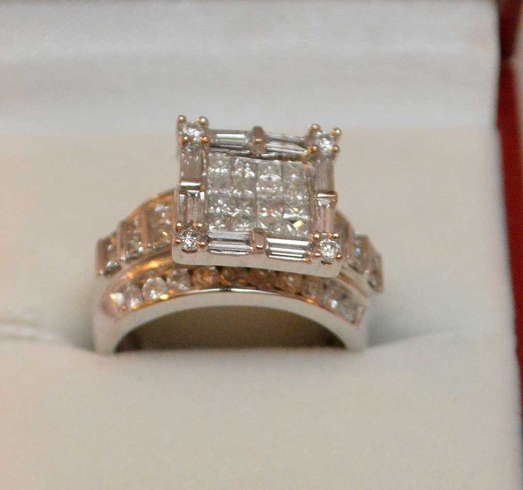 Ladies ring, 14kt white gold, princess cut diamonds: Ladies ring, 14kt white gold, princess cut diamonds with baguettes