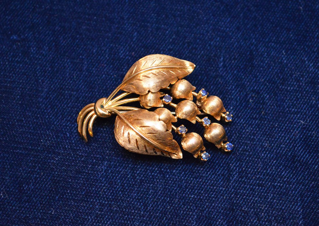 One ladies 18kt yellow gold grape design stick pin by: One ladies 18kt yellow gold grape design stick pin by Tiffany & Co. with 7 round brilliant 2.5mm natural deep blue sapphires, gold weight 9.52 grams