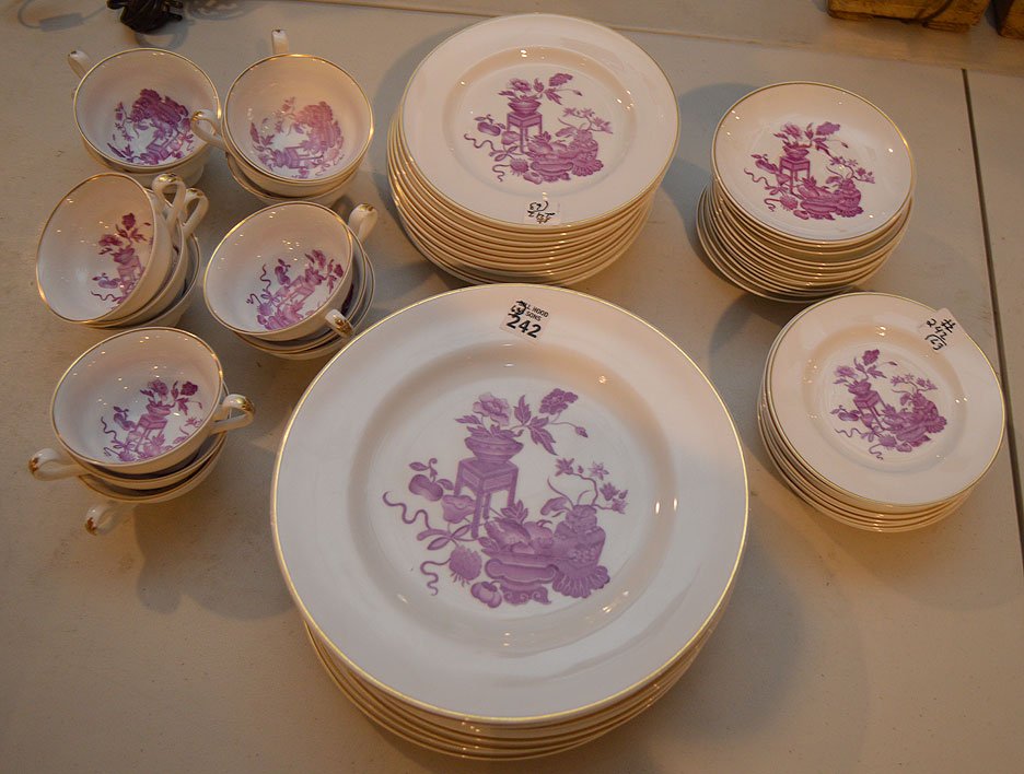 Spode Copeland England china set, incl; 12 dinner: Spode Copeland England china set, incl; 12 dinner plates, 13 saucers, 14 cups, 12 butter plates and 12 salad plates