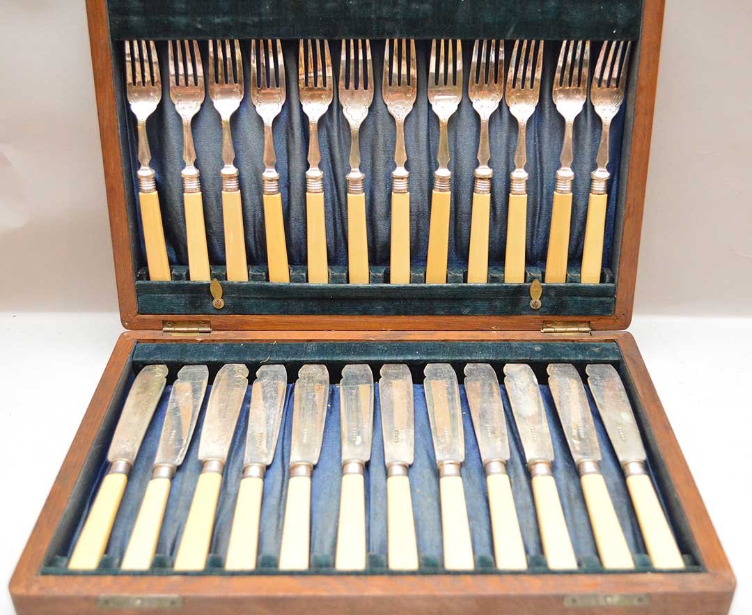 Set of fish knives and forks in fitted wood box (1 of 6)