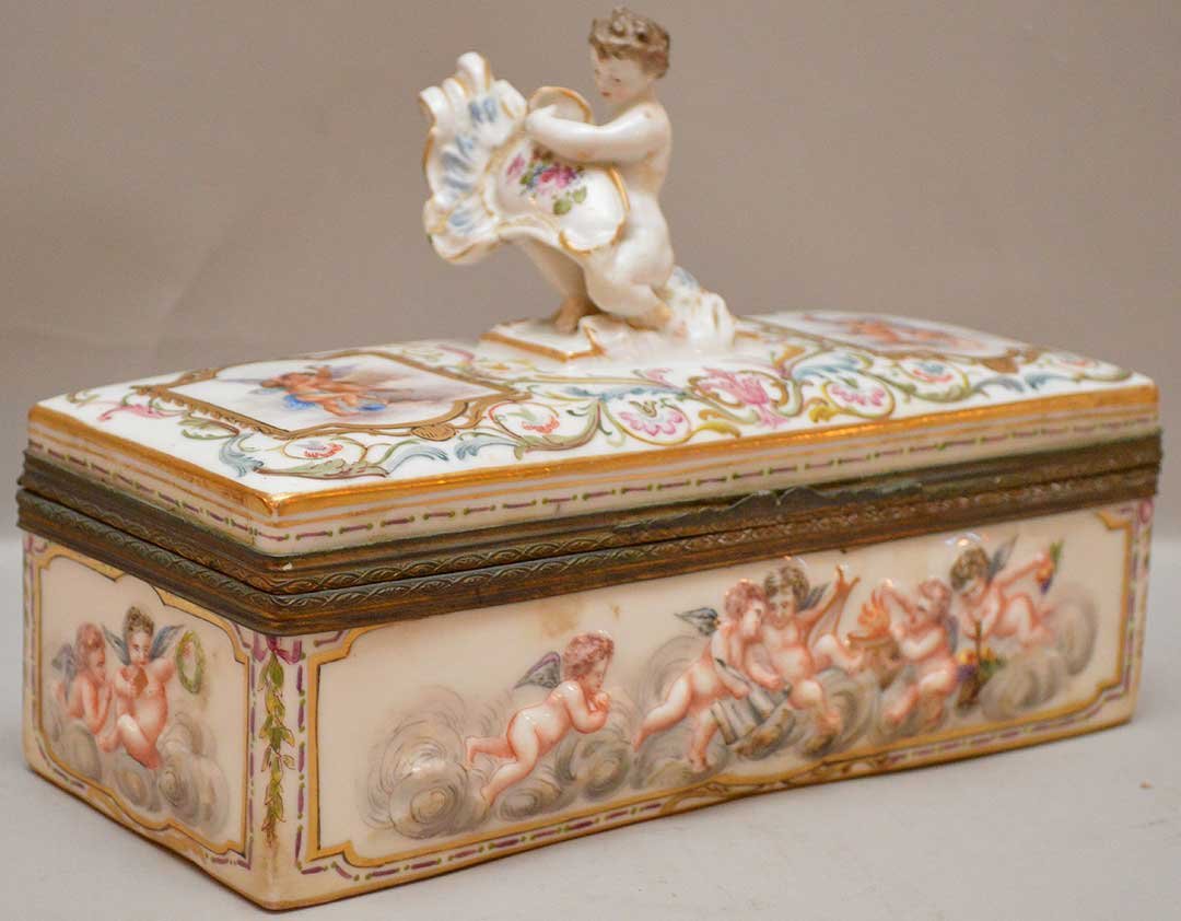 Capodimonte hinged covered box (loose brass) (1 of 7)