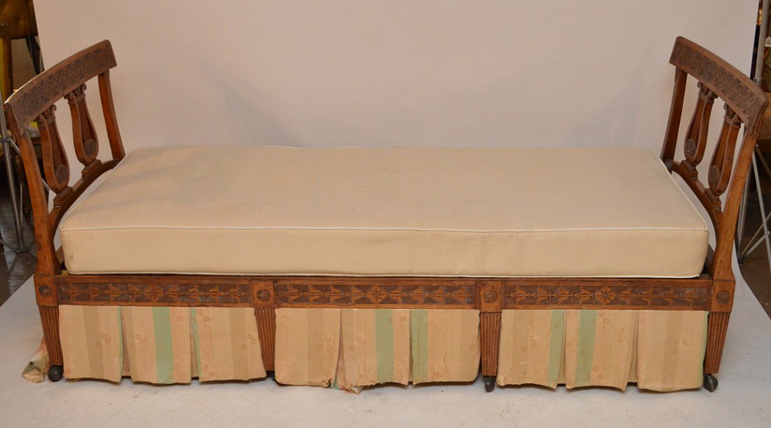 Day bed with lyre form frame (1 of 5)