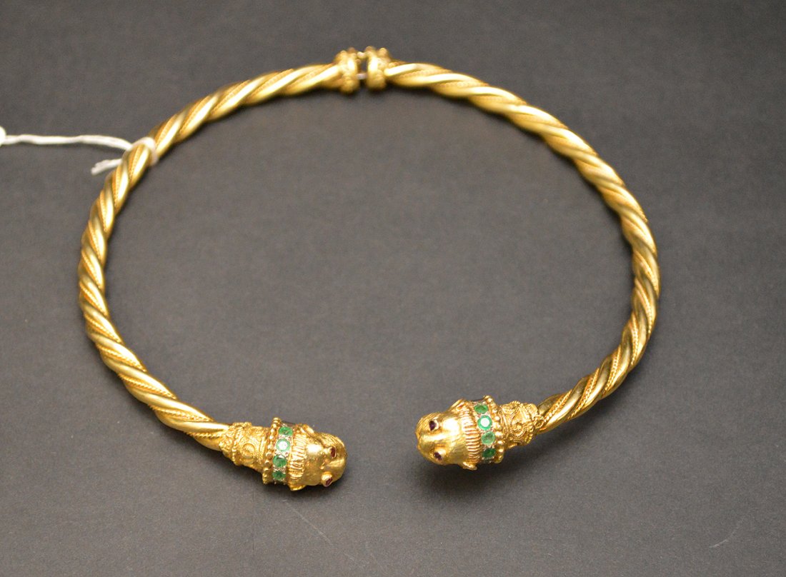 18K Yellow Gold Cat Collar each cat with 5 round: 18K Yellow Gold Cat Collar each cat with 5 round emeralds.