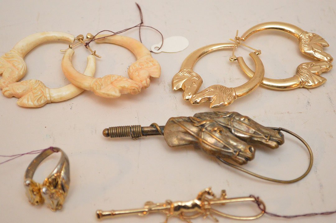 Lot, 2 horse pins, 2 horse head earrings (14kt) and (1 of 2)