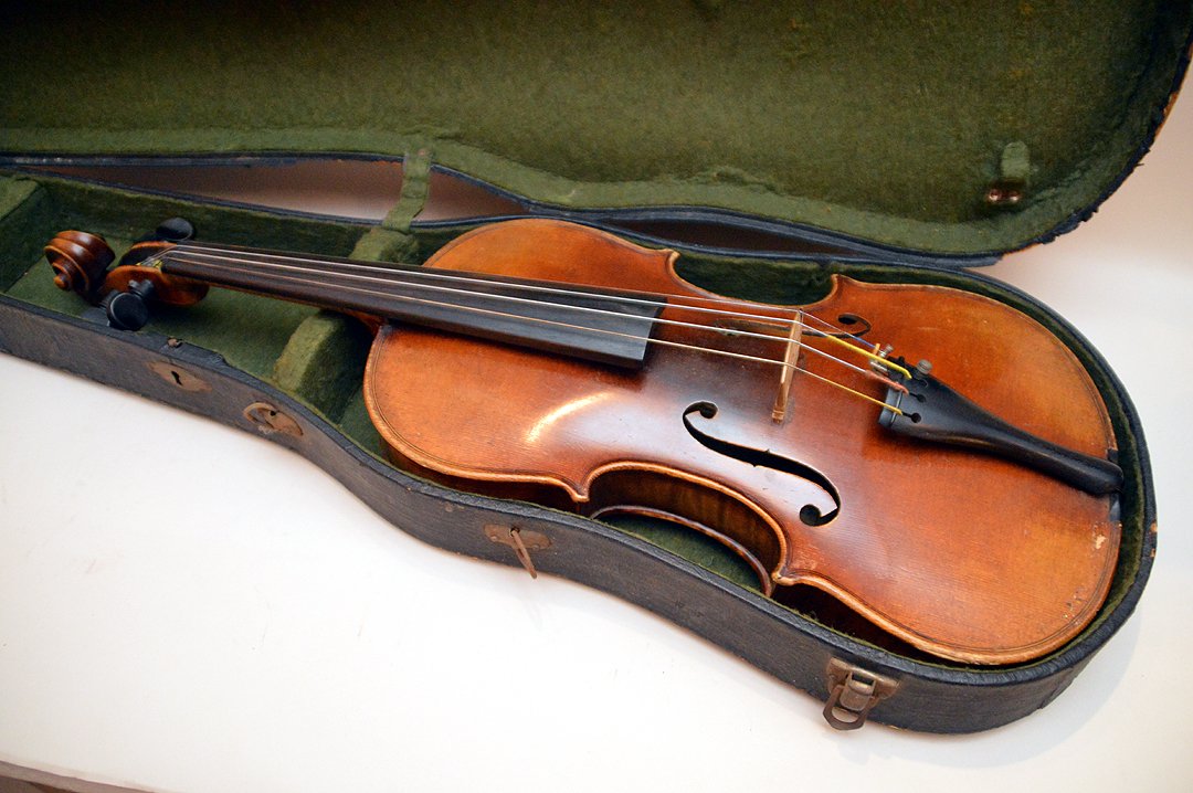 Good 1940's Italian Violin. Partial label of Joseph (1 of 10)