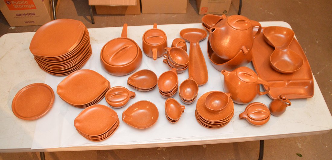 Roseville "Raymor" china, 16 dinner plates, 5 plates (1 of 7)