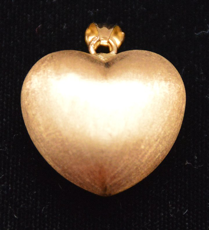 Heart pendant, 18kt gold (tested), 3.75dwt: Heart pendant, 18kt gold (tested), 3.75dwt