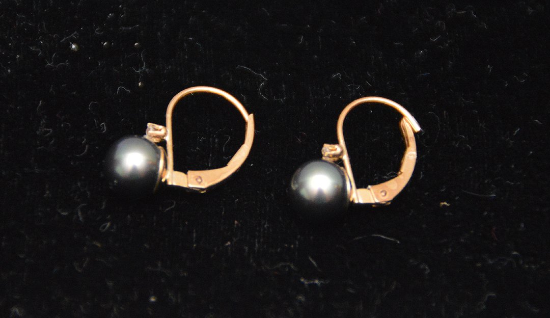 Ladies black pearl earrings (1 of 3)