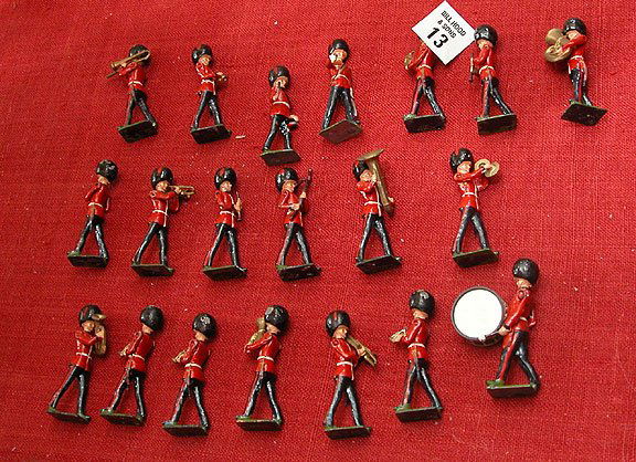 20 pcs. lead soldiers, marching band, British Red C: 20 pcs. lead soldiers, marching band, British Red Coats, all arms intact, paint in good shape.