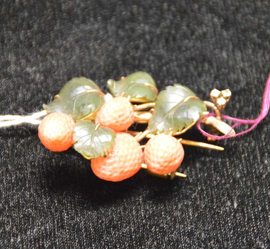 Pin, 14kt gold (marked 585), jade and coral: Pin, 14kt gold (marked 585), jade and coral