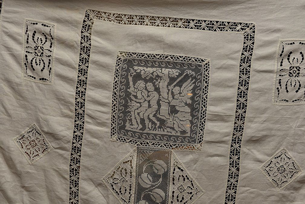 Lot of 5 vintage and antique tablecloths, incl; a) Lace (1 of 10)