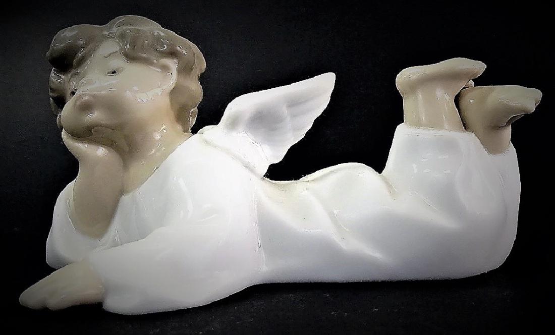 LLADRO PORCELAIN 'RECLINING ANGEL' FIGURE #4541 (1 of 3)