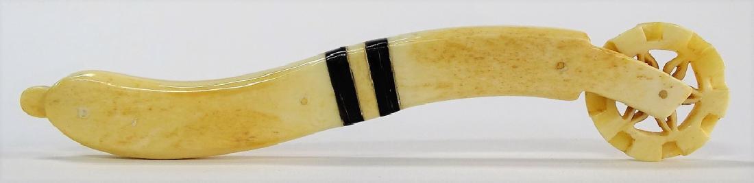 ANTIQUE NANTUCKET STYLE CARVED BONE PIE CRIMPER: Antique Nantucket style carved Bone pie Crimper. Expertly carved with wonderful ergonomic feel. The wheel function works perfectly. Measures approx. 6-5/8" in length. Shipping to be $20 + insurance in