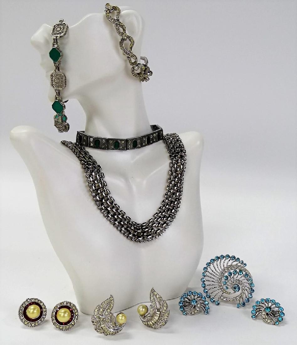GROUPING OF VINTAGE COSTUME JEWELRY: To include an Ora 3 piece suite, a silver tone mesh necklace, a pair of Ciner faux pearl earrings, Jomaz faux pearl earrings, a rolled plated faux emerald bracelet, and a Deco faux emerald bracelet, a
