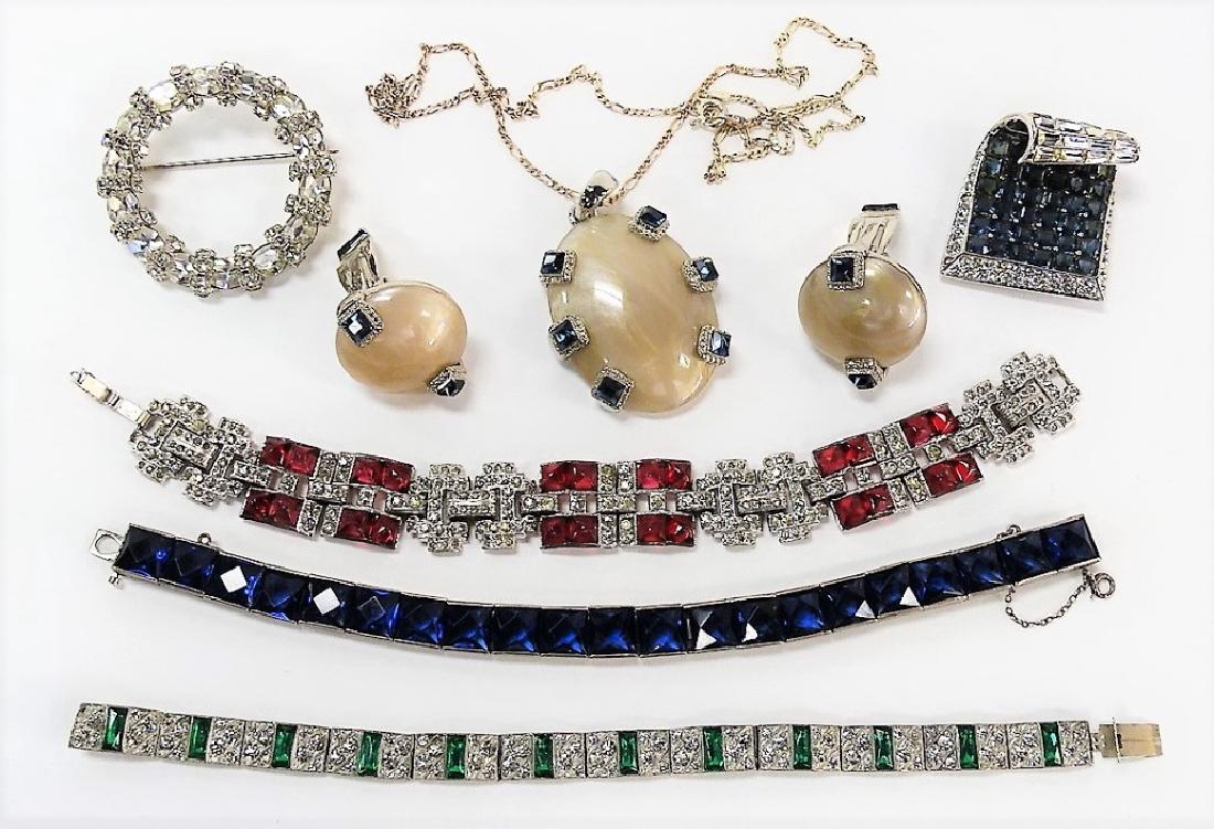LARGE LOT OF COSTUME JEWELRY (1 of 2)