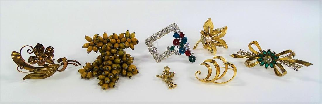 LARGE LOT OF COSTUME PINS: To include a retro gold tone w/ green and clear glass bow pin, a Boucher gold tone w/ faux pearl flower pin, a signed Coro gold tone w/ faux pearl artist pin, a Van Dell gold tone unique pin, a 12K GF