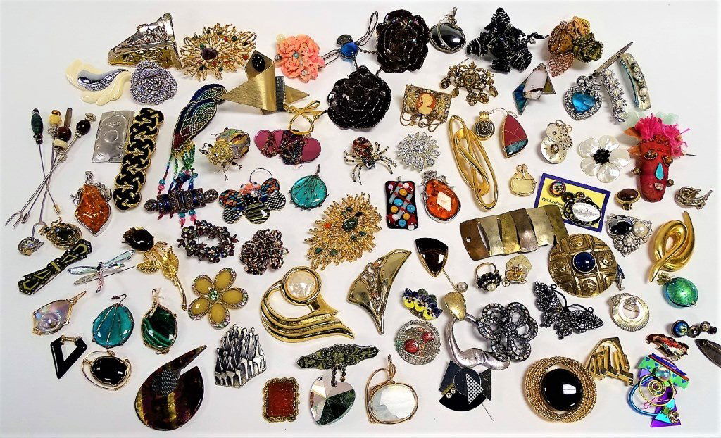 LARGE LOT OF UNSIGNED COSTUME VINTAGE BROOCHES (1 of 2)