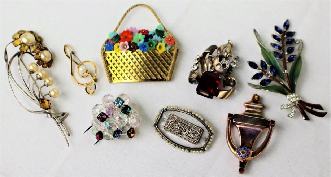 LARGE LOT OF COSTUME PINS / CLIPS (1 of 1)