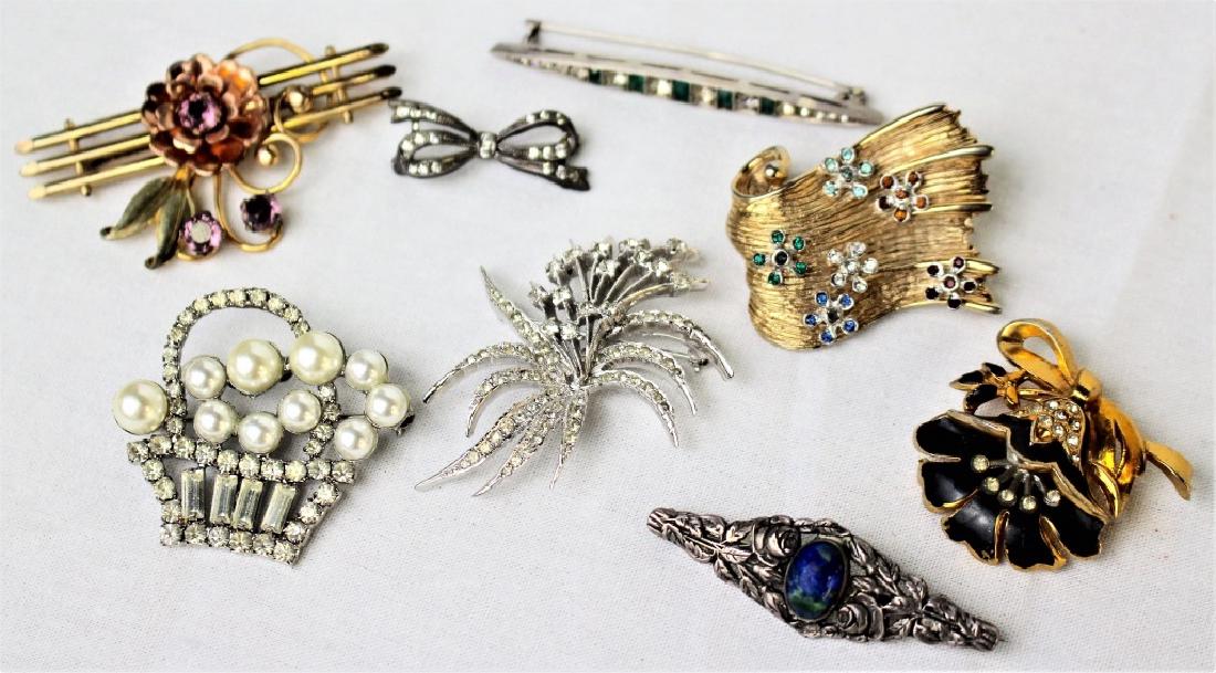 LARGE LOT OF COSTUME PINS / CLIPS (1 of 1)