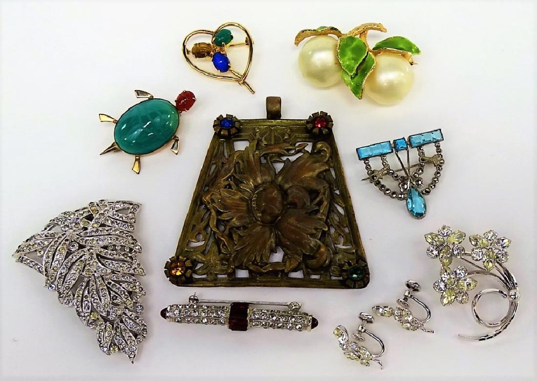 LARGE LOT OF COSTUME PINS / CLIPS (1 of 1)