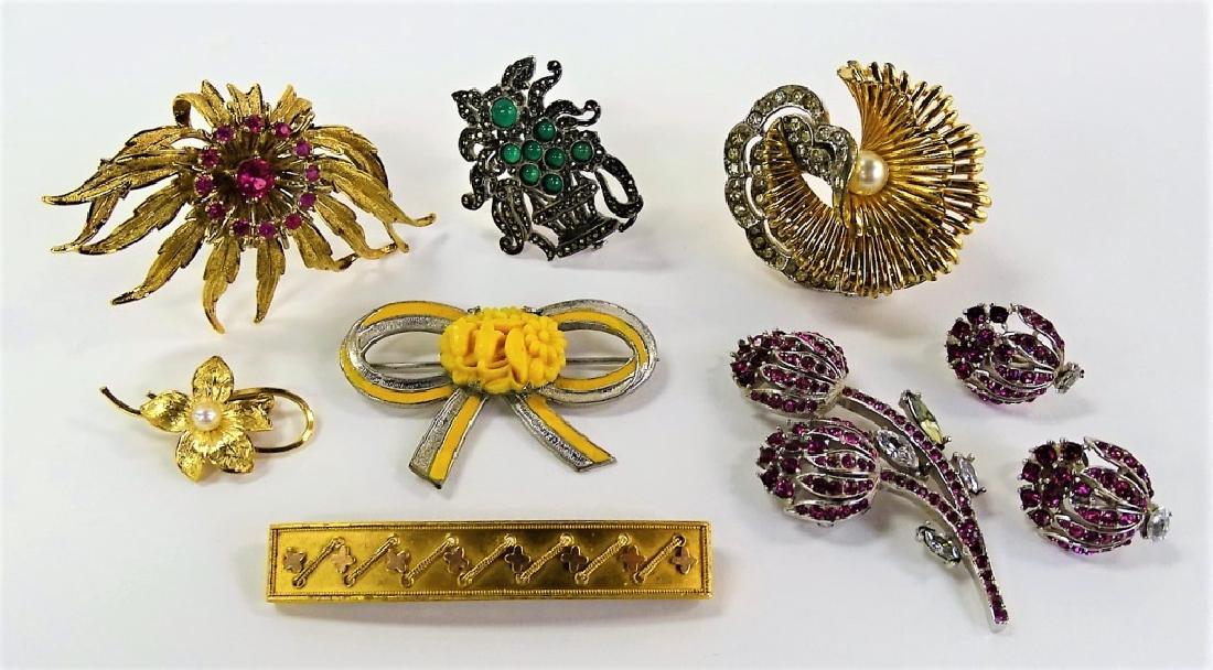 LARGE LOT OF COSTUME PINS / BROOCHES / CLIPS (1 of 1)