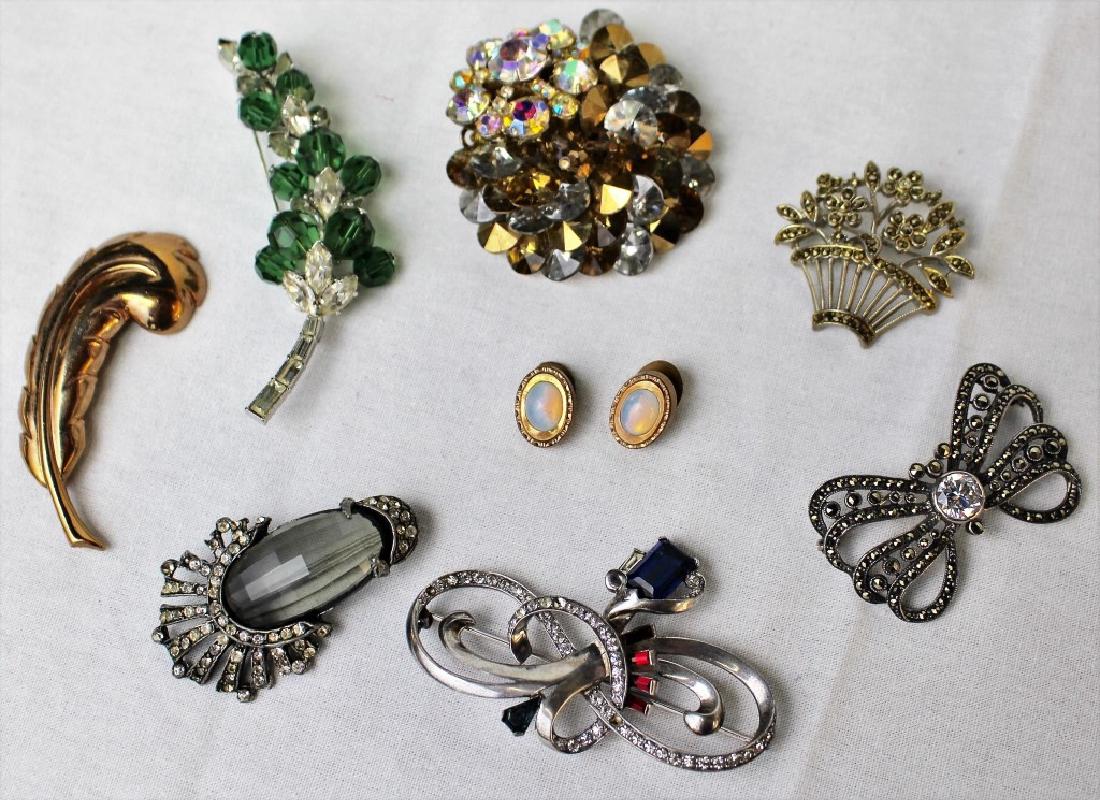 LARGE LOT OF COSTUME PINS / BROOCHES / CLIPS (1 of 1)