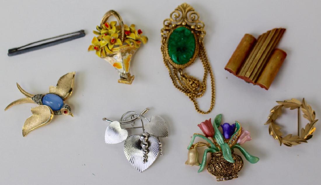 LARGE LOT OF COSTUME PINS / BROOCHES / CLIPS (1 of 1)
