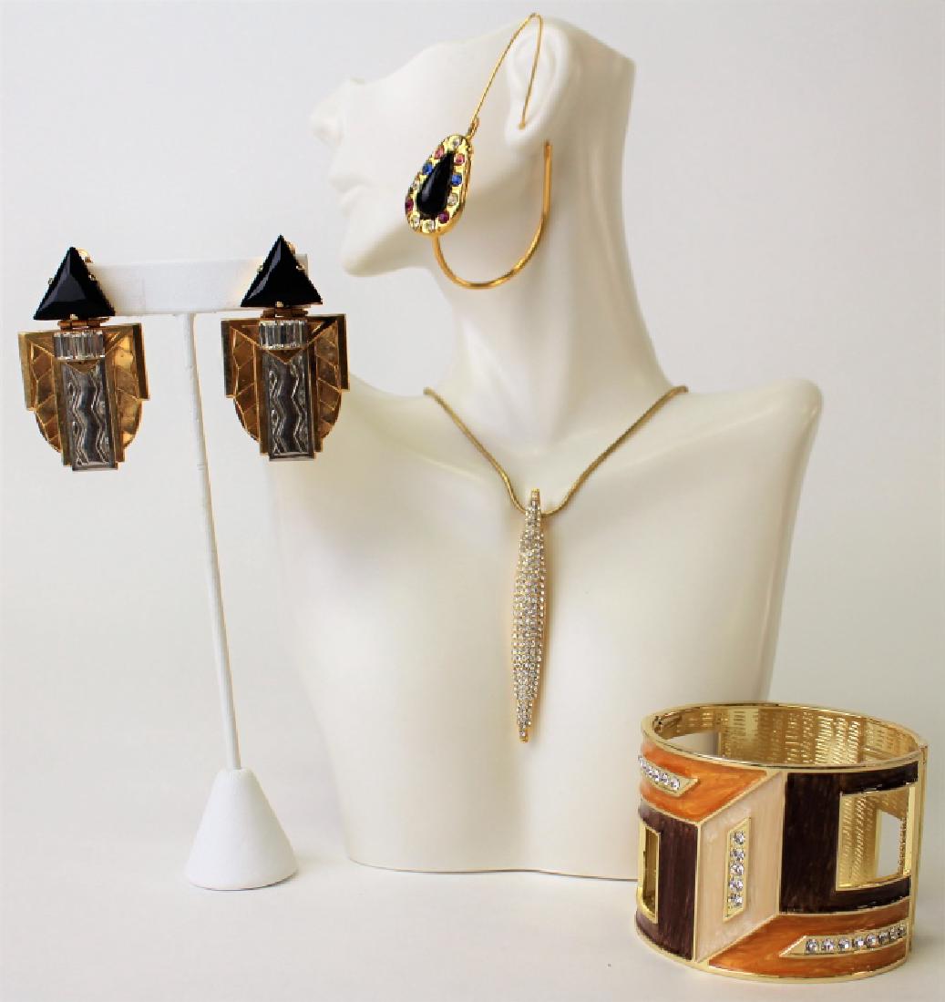 CONTEMPORARY LOT OF ASSORTED COSTUME JEWELRY (1 of 1)