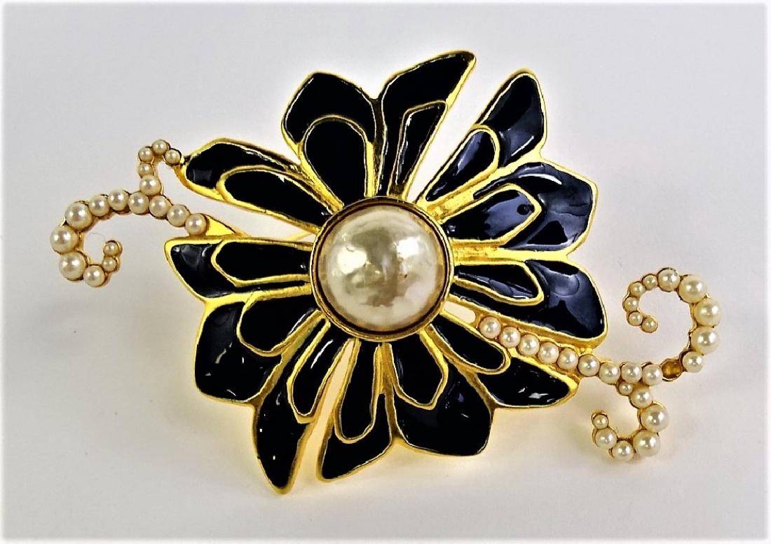 KARL LAGGERFELD VINTAGE ENAMELED BROOCH (1 of 2)