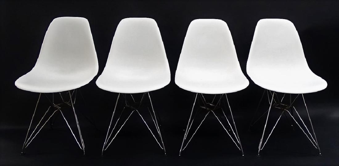 4 EAMES WHITE EGG SHELL CHAIRS FOR HERMAN MILLER