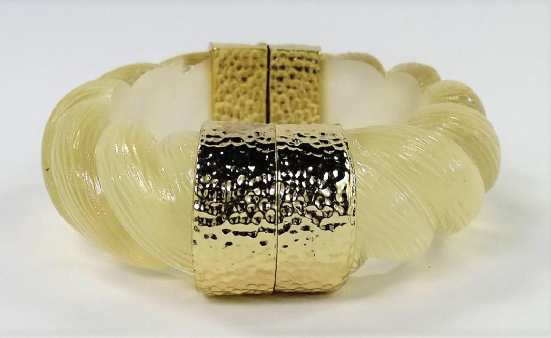 VINTAGE HIGH FASHION LUCITE BANGLE BRACELET (1 of 2)