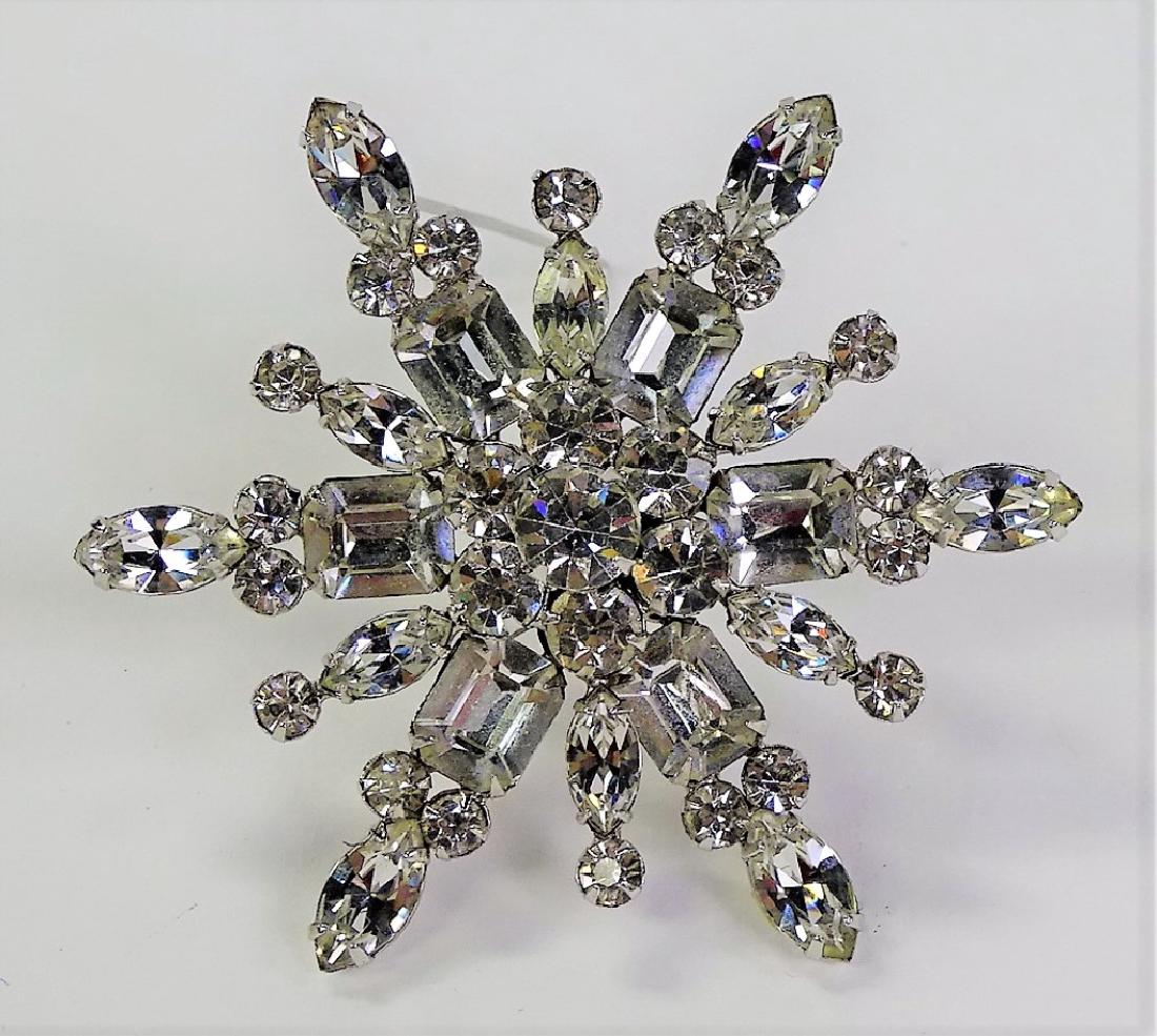 LARGE VINTAGE WEISS SNOW FLAKE BROOCH (1 of 2)