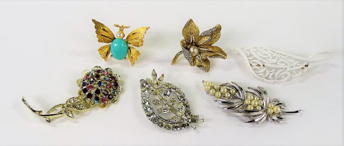 LOT OF VINTAGE COSTUME JEWELRY PINS (1 of 2)