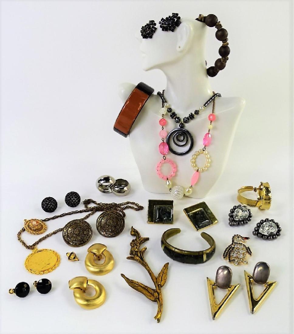 LARGE LOT OF ASSORTED COSTUME PINS & BRACELETS (1 of 2)