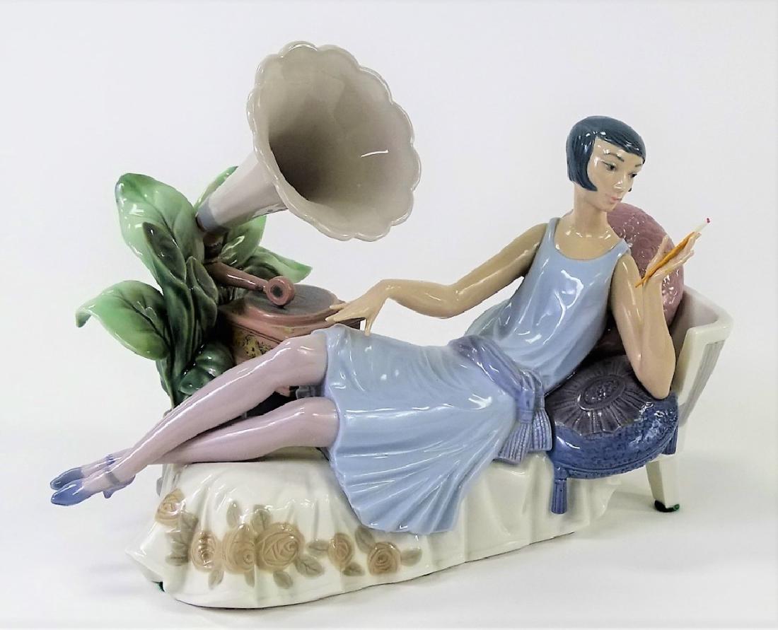 RARE LLADRO LADY ON THE DIVAN #5176 GLOSSY (1 of 5)