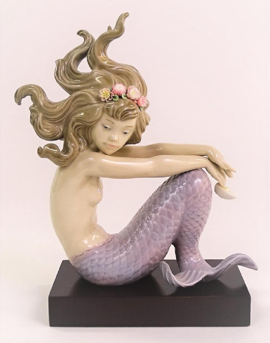 LLADRO MERMAID ILLUSION #1413 WITH BASE: Measures approx. 6" Tall. In very good condition. Comes with base. No box. Third Party Shipping Required. Local Recommendations are available upon request.